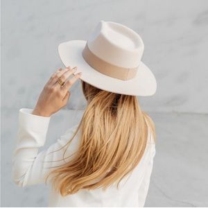 Teressa Foglia x Curateur Hat